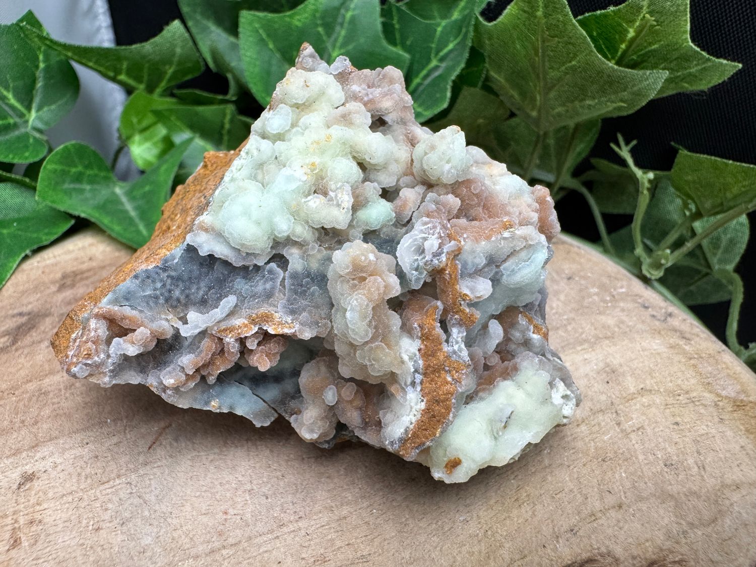 Druzy kwarts met Garnieriet en Chalcedoon