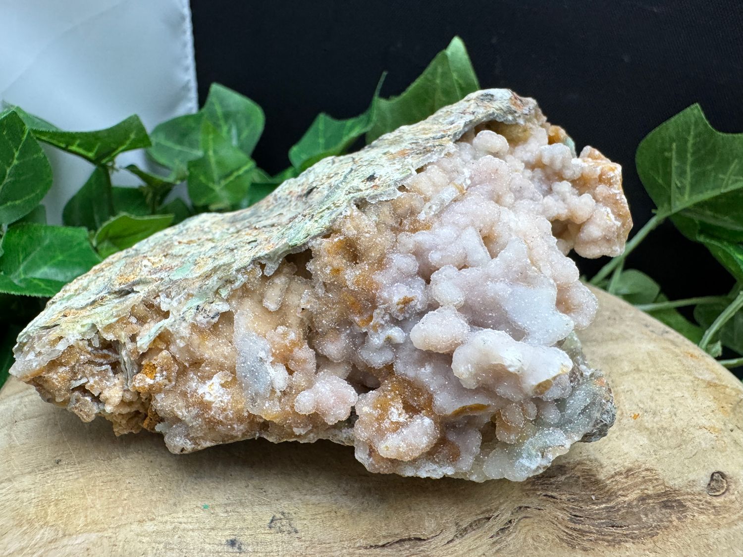 Druzy kwarts met Chalcedoon en Garnieriet