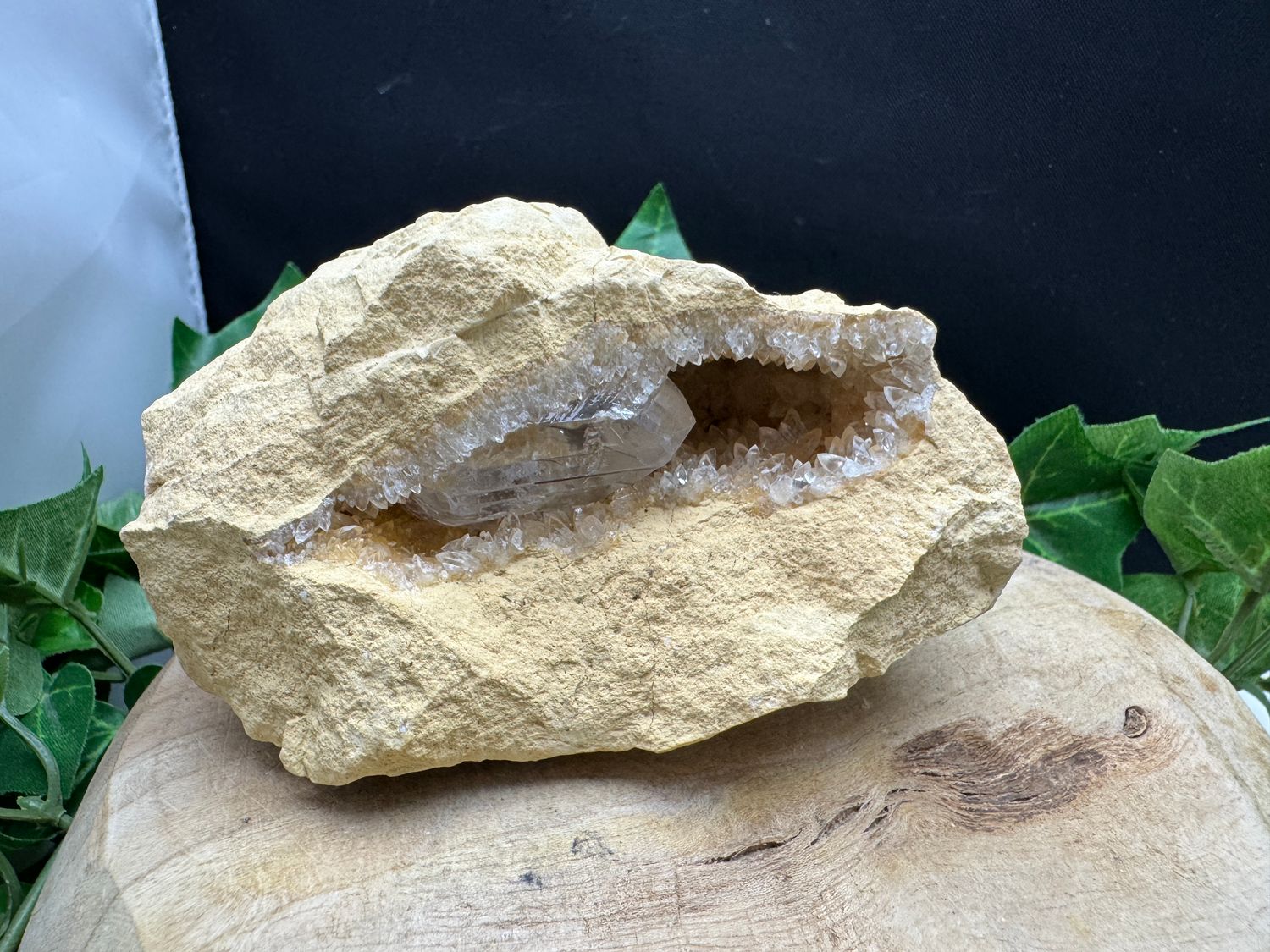Calciet geode met een bergkristal