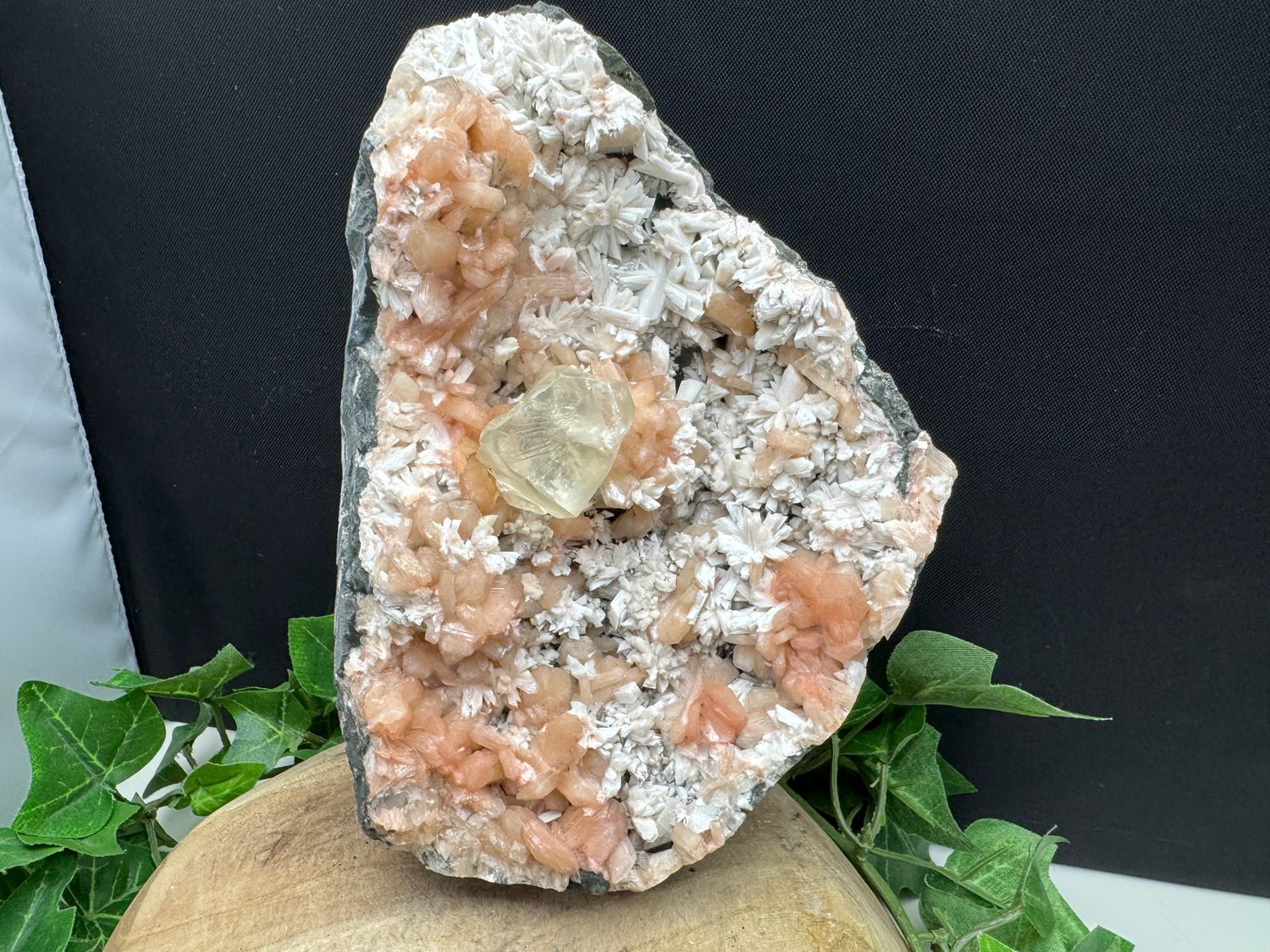 Laumontiet met Stilbiet en groot calciet kristal