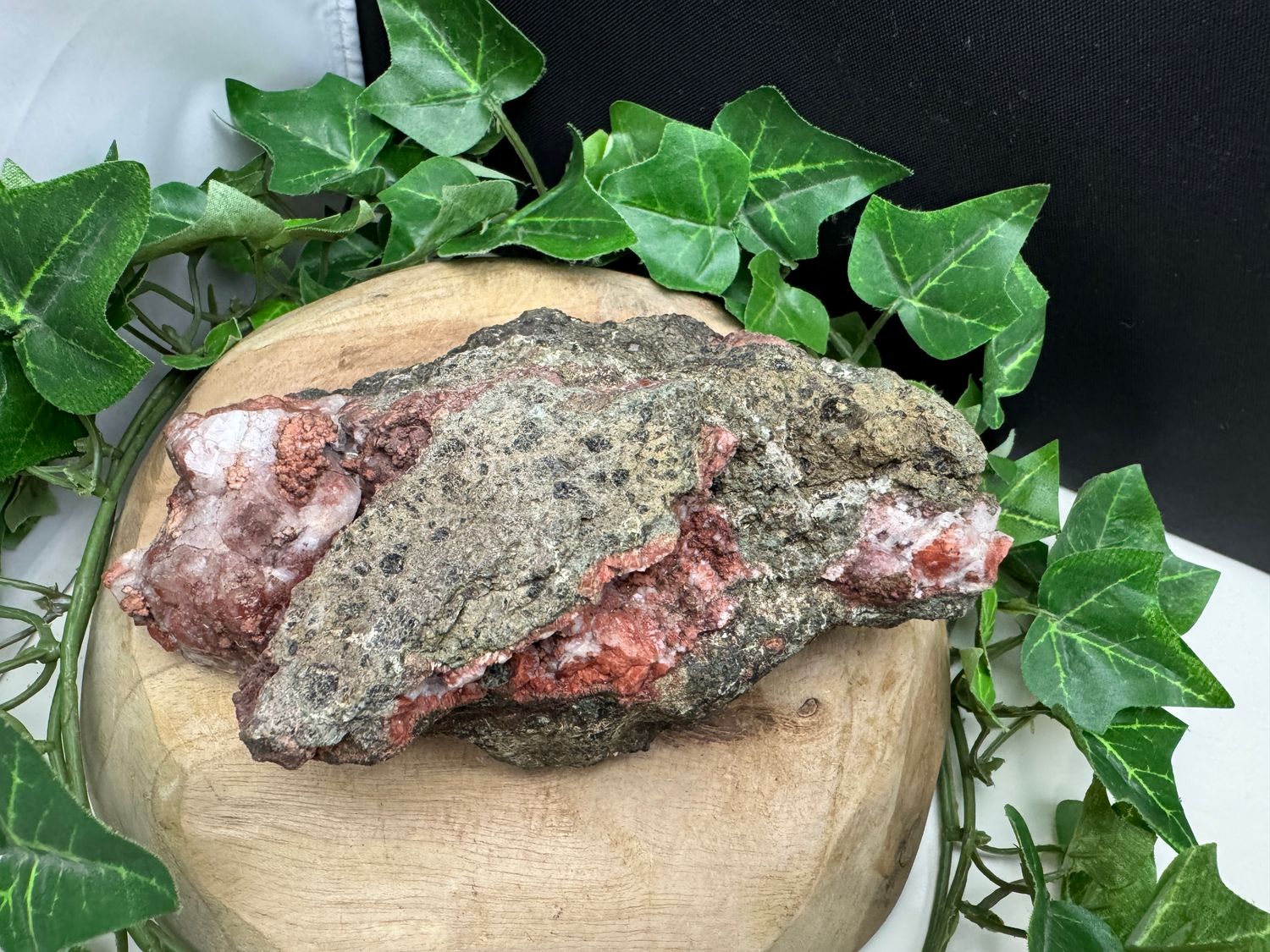 Analciem met Heulandiet en Granaat Analciem met Heulandiet en Granaat