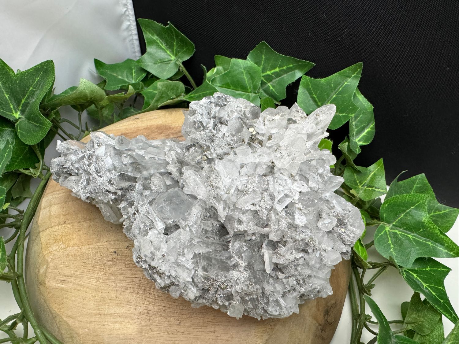 Kwartscluster met pyriet