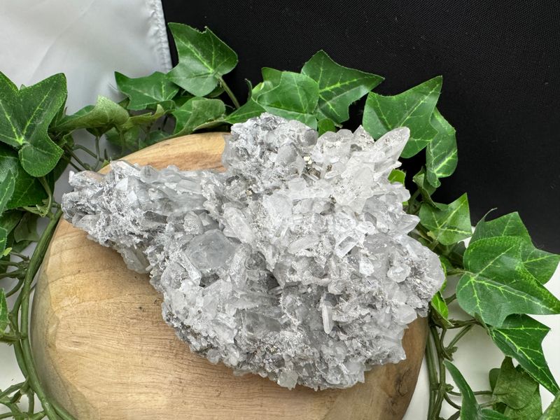 Kwartscluster met pyriet Kwartscluster met pyriet