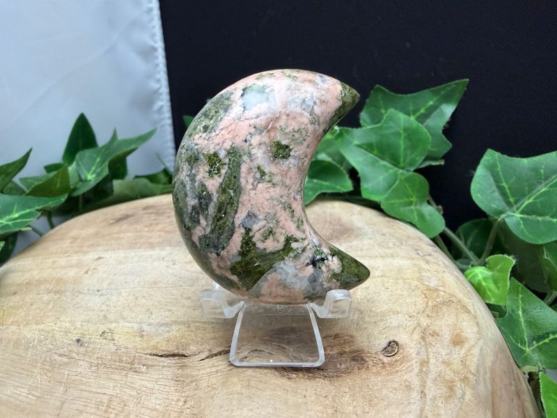 Rhodoniet met Epidoot maan Rhodoniet met Epidoot maan