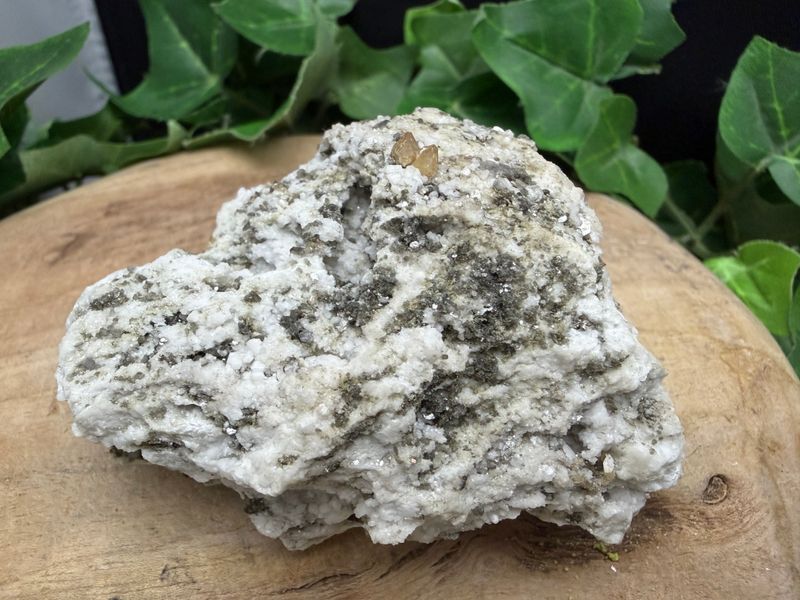 Periklien bezet met Titaniet en mica Periklien bezet met Titaniet en mica