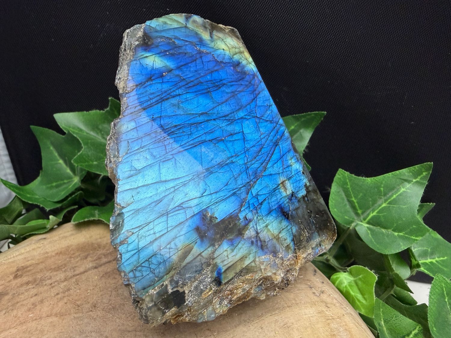 Labradoriet ruw deels gepolijst Labradoriet ruw deels gepolijst