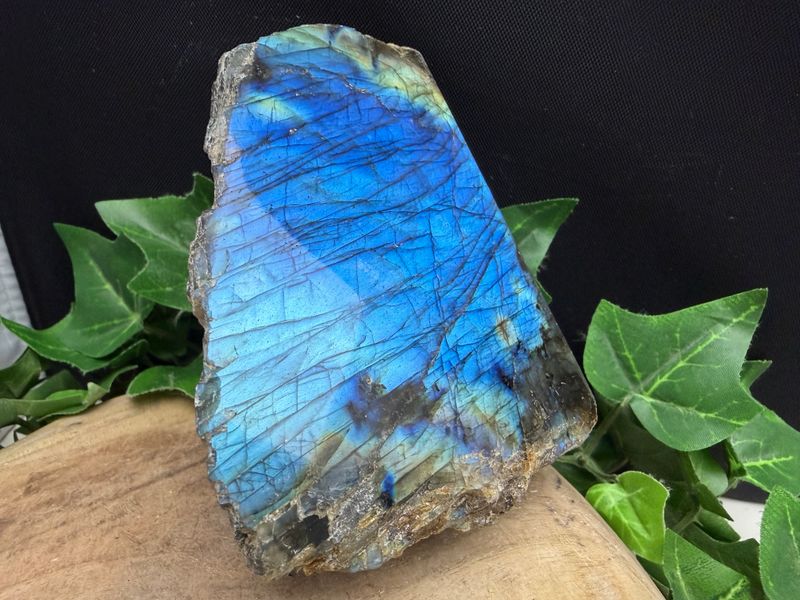 Labradoriet ruw deels gepolijst Labradoriet ruw deels gepolijst