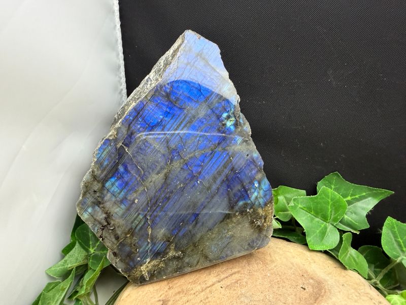 Labradoriet ruw deels gepolijst Labradoriet ruw deels gepolijst