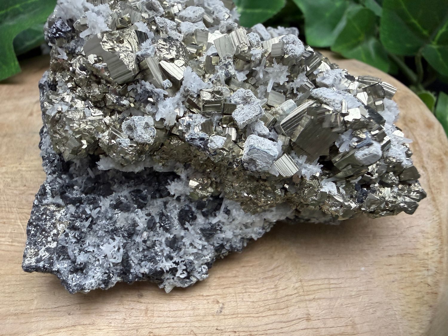 Pyriet met Sfaleriet en Naaldkwarts Pyriet met Sfaleriet en Naaldkwarts