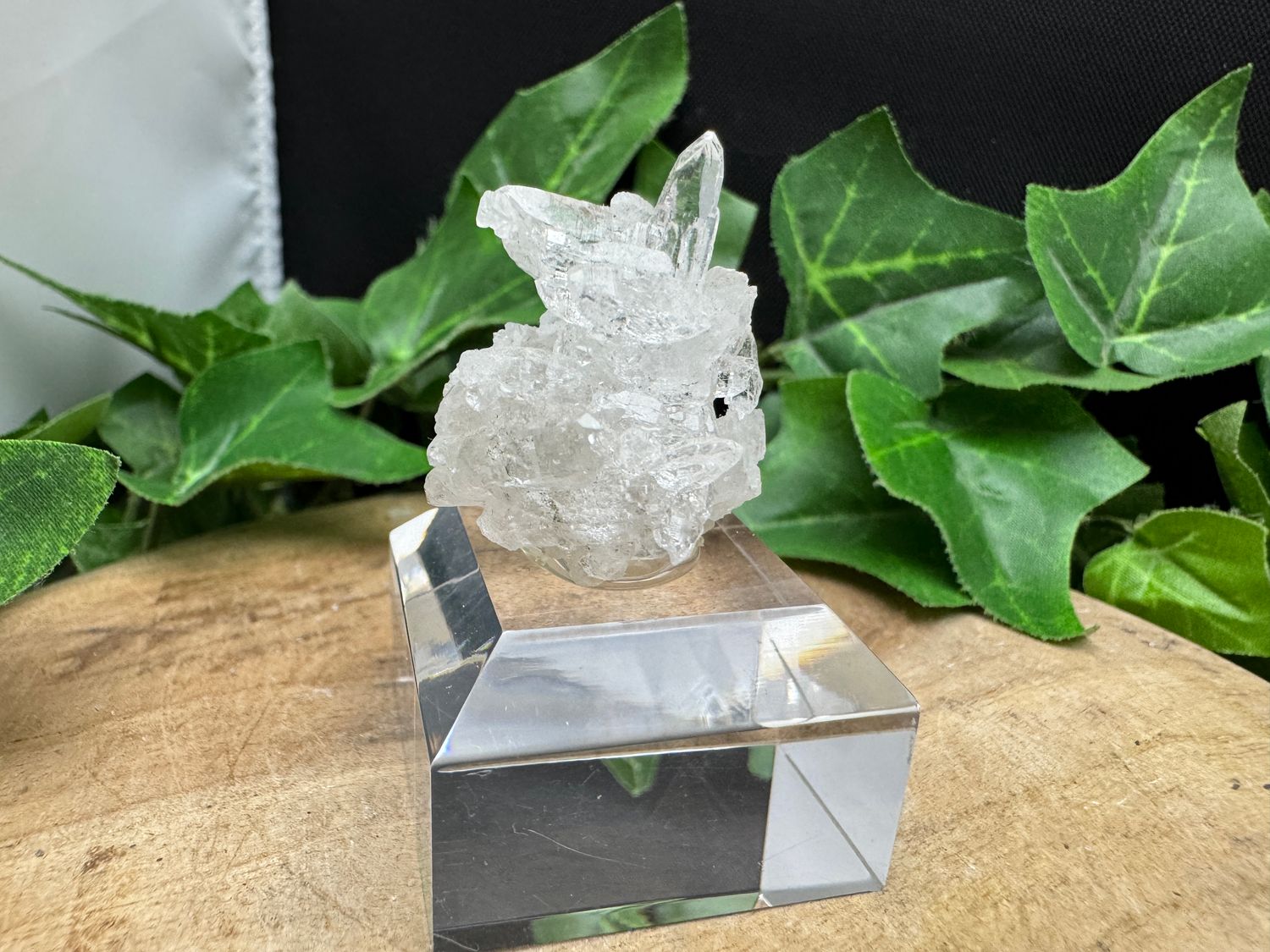 Bergkristal op sokkel