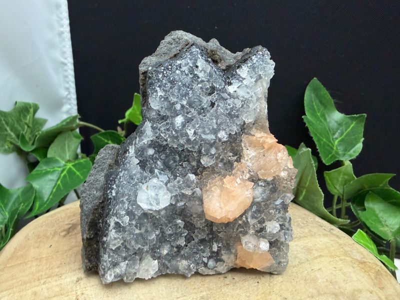 Stilbiet en Apofyliet op Chalcedoon