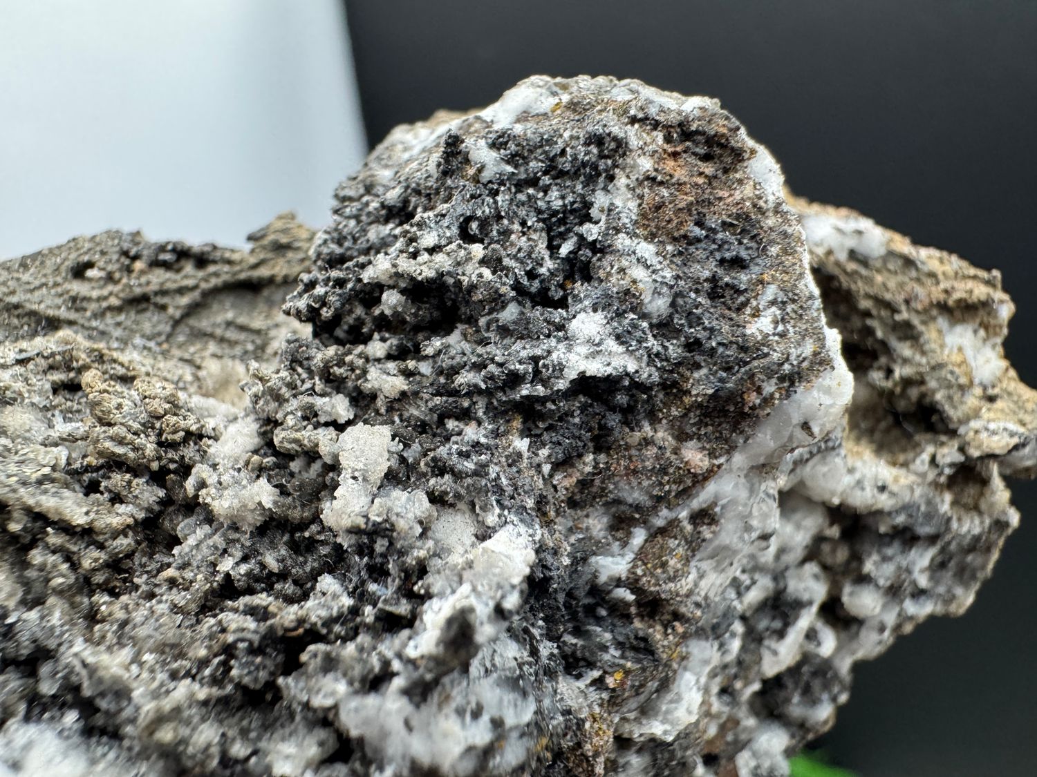 Calciet met Hematiet