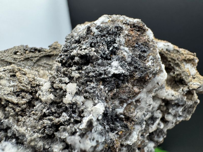 Calciet met Hematiet