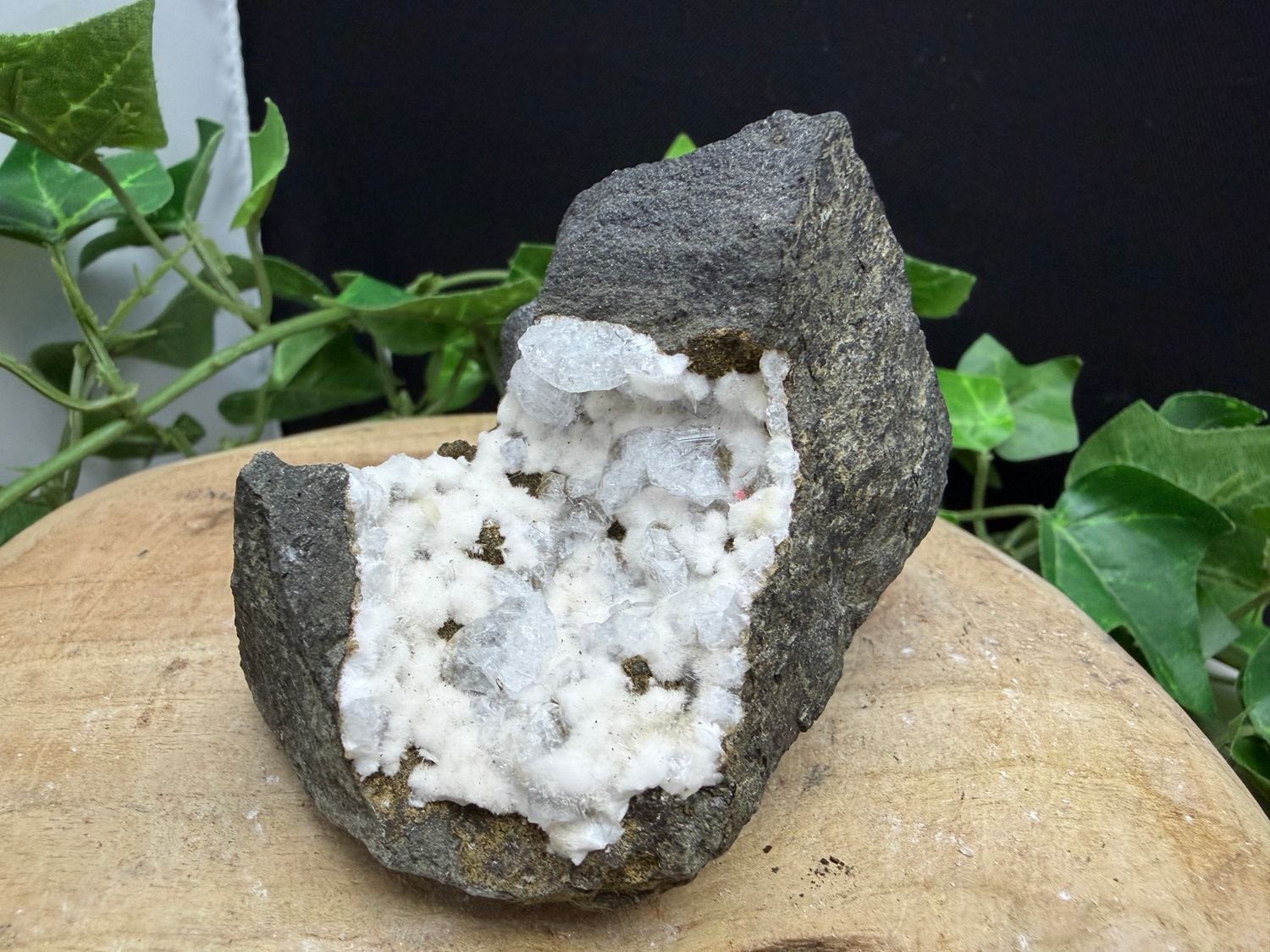 Mesoliet met Chabasiet en Calciet