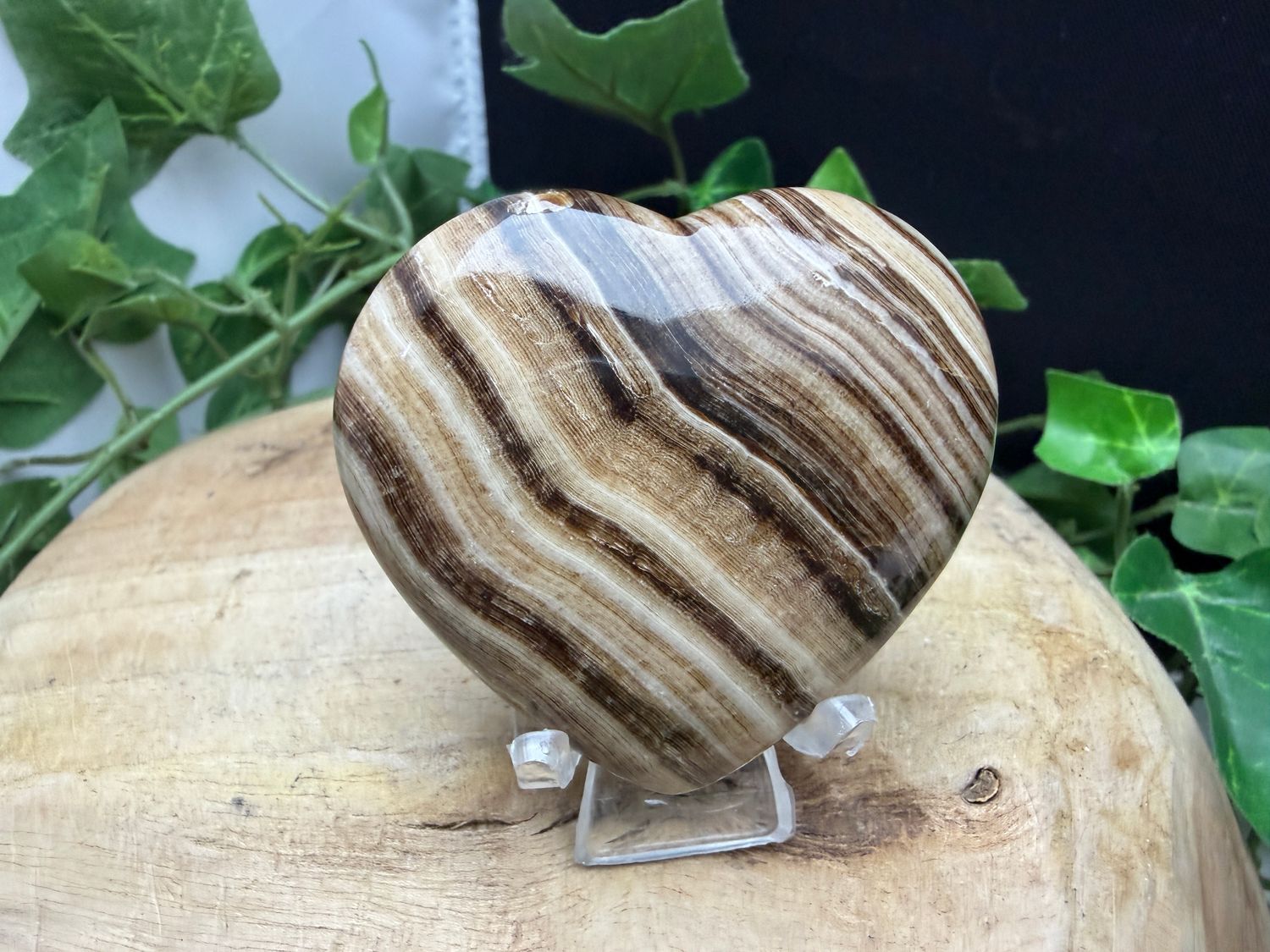 Chocolade Calciet/Aragoniet hart met standaard