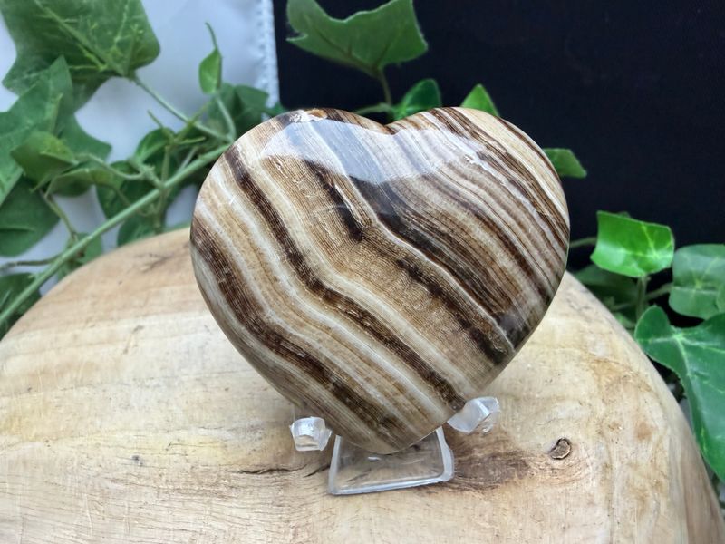 Chocolade Calciet/Aragoniet hart met standaard