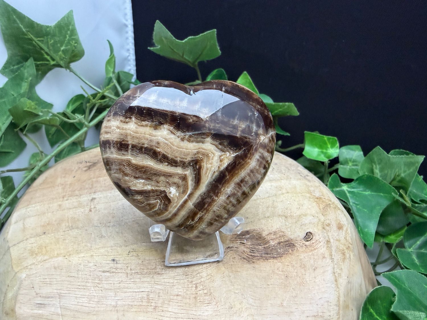 Chocolade Calciet/Aragoniet hart met standaard