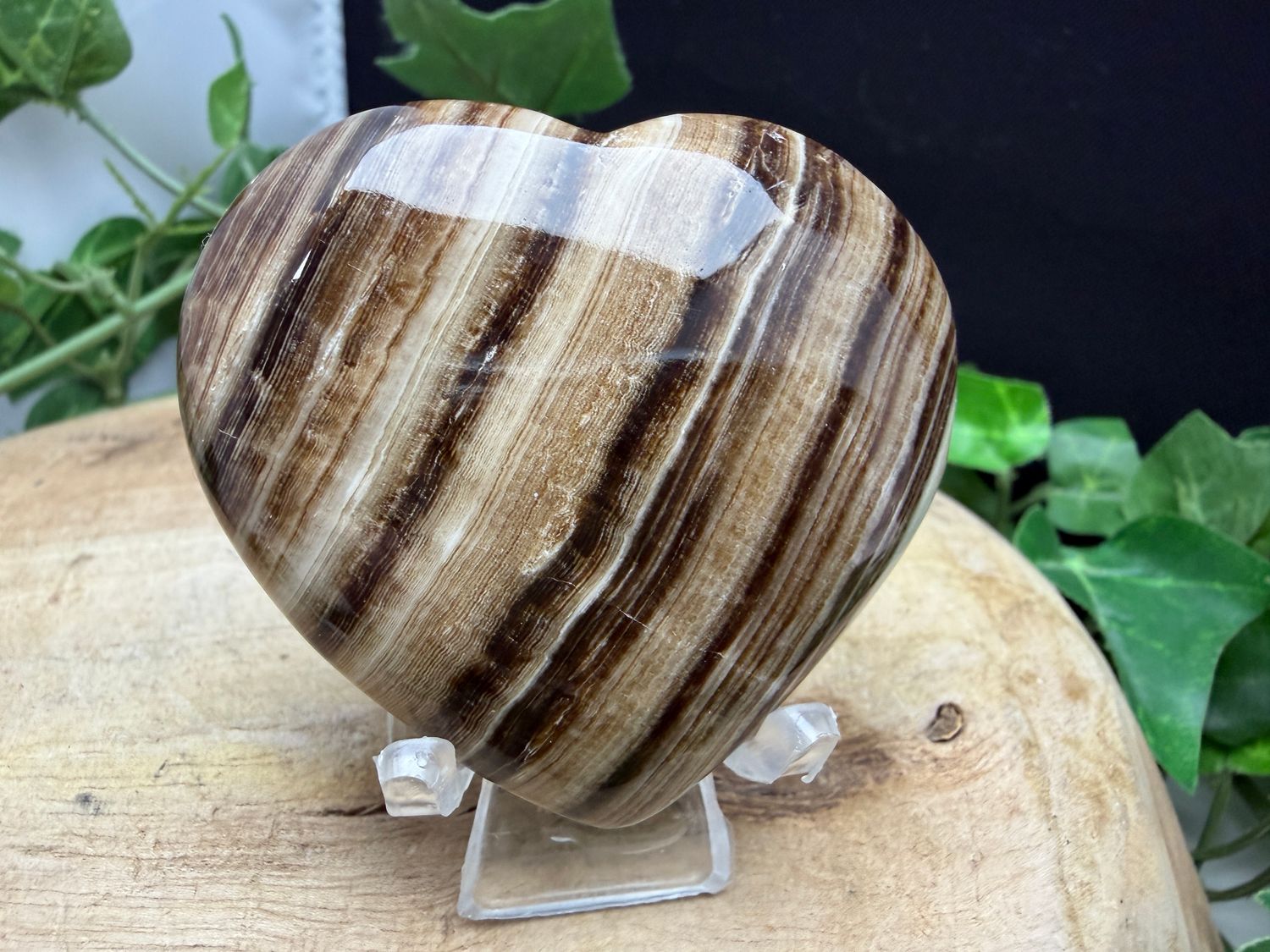 Chocolade Calciet/Aragoniet hart met standaard