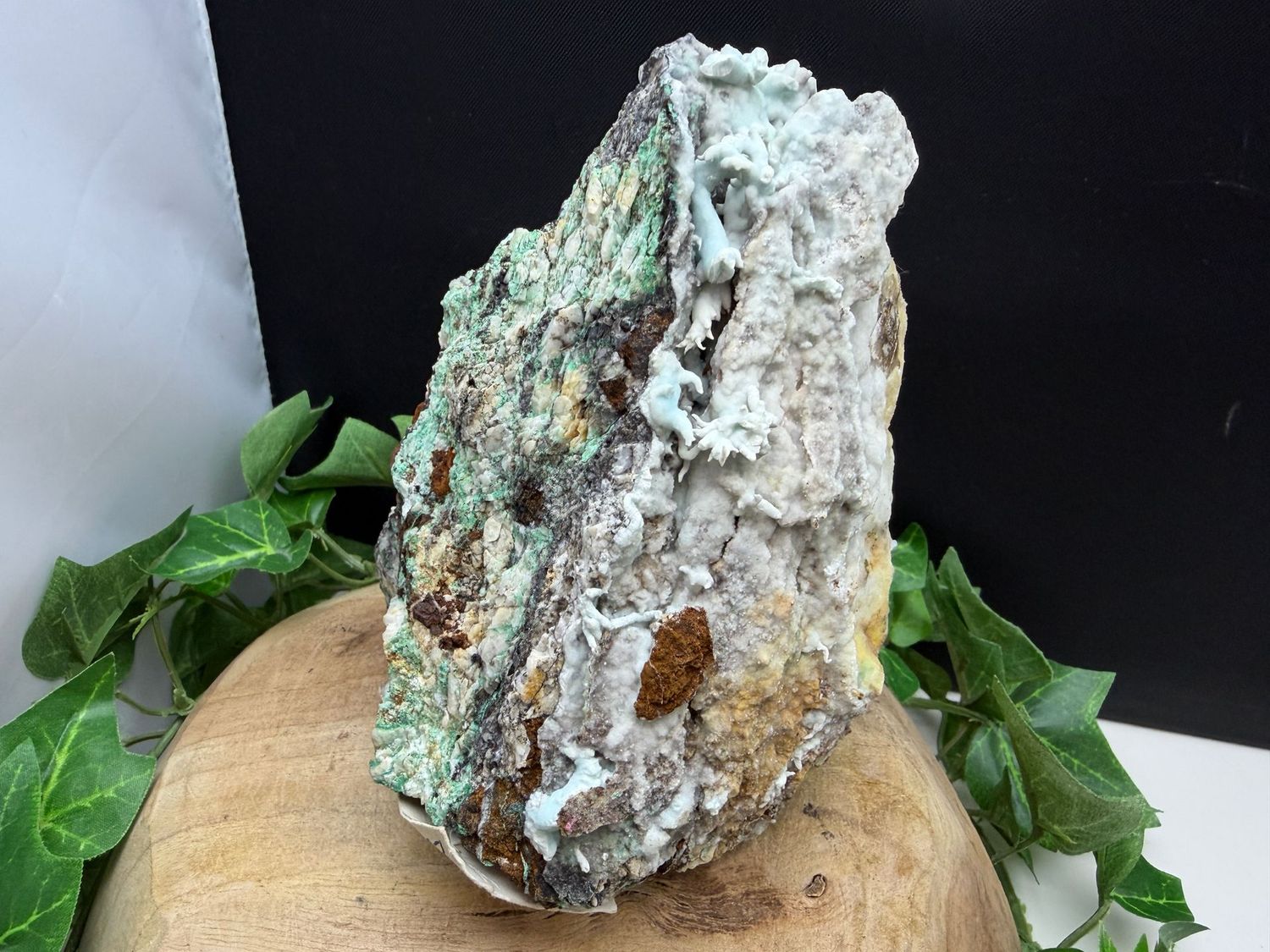Blauwe Aragoniet met div. mineralen