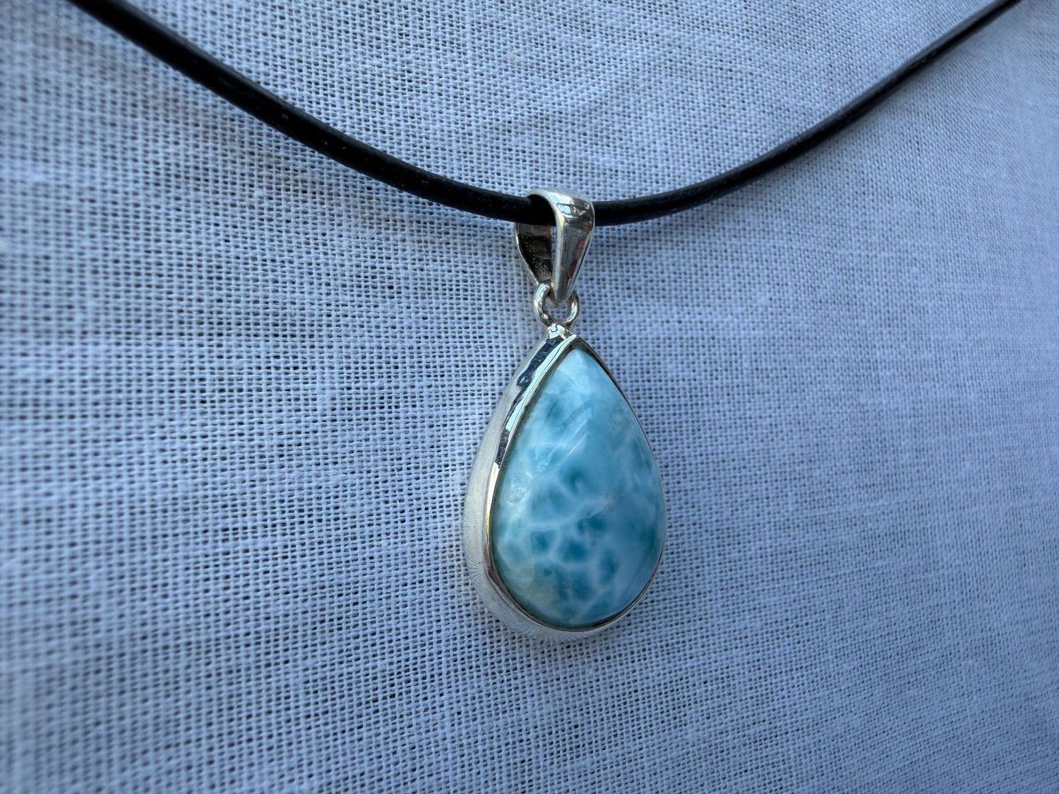 Larimar hanger