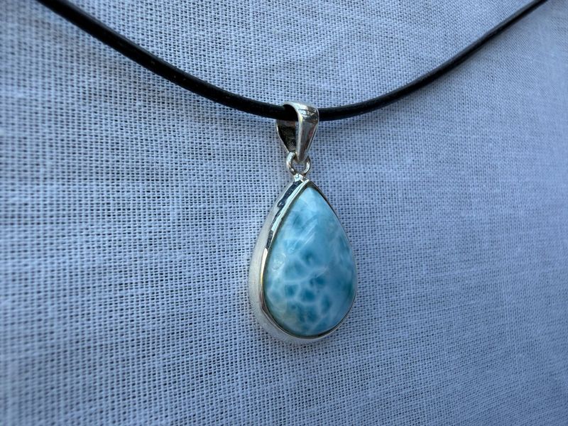 Larimar hanger