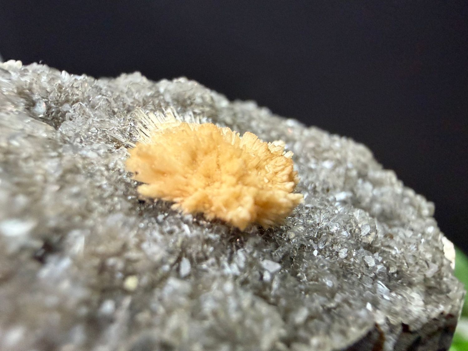 Thomsoniet op zwarte Chalcedoon (groot) Thomsoniet op zwarte Chalcedoon (groot)