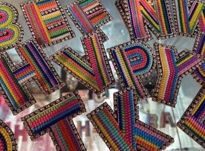 Bunte Brosche von A-Z gestickt ,Strass, Initialen,mit Anstecknadel