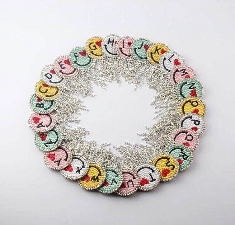 SALE♥️Bunte SMILE Brosche für von A-Z gestickt,mit Strass-Fransen  ,Initialen,mit Anstecknadel