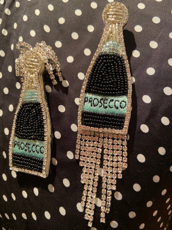 Brosche, Prosecco aufwändig mit Perlen bestickt, handgefertigt, Rückseite echtes Leder mit Anstecknadel , zwei verschiedene Ausführungen