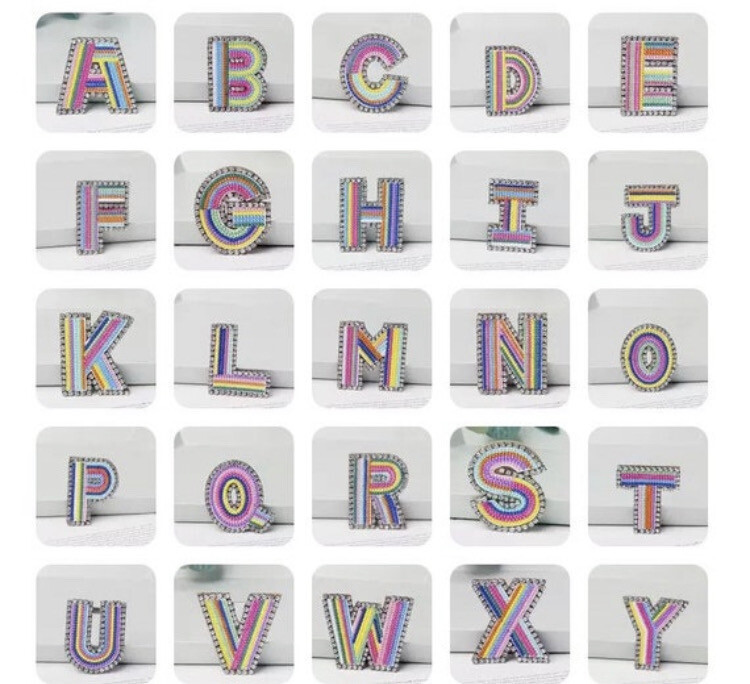 Bunte Brosche von A-Z gestickt ,Strass, Initialen,mit Anstecknadel