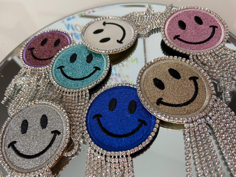 Mit liebe handgefertigte Lurex Smile Brosche, gestickt mit durchsichtigen oder schwarzen Strass-Fransen ,verschiedene Farben,Anstecknadel