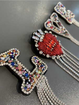 Brosche A-Z für Damen mit Heilsteinen , Strass-Fransen und  Anstecknadel