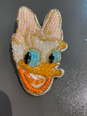 Brosche Daisy, aufwändig mit Perlen bestickt, handgefertigt, Rückseite echtes Leder mit Anstecknadel