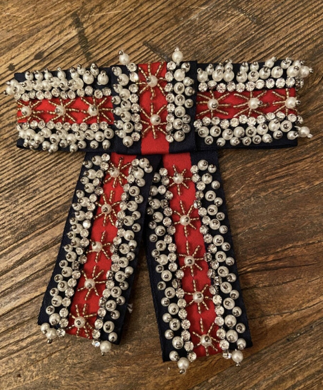 Handmade Designer Schleifen-Brosche dkl-blau rot , aufwändig mit Perlen und Strass verziert 