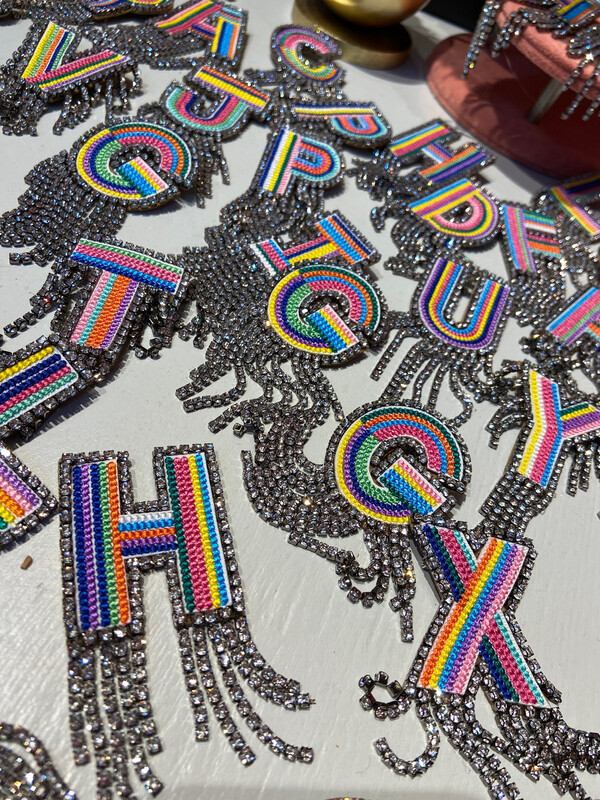 Bunte Buchstaben Brosche für Damen von A-Z gestickt,mit Strass-Fransen  ,Initialen,mit Anstecknadel