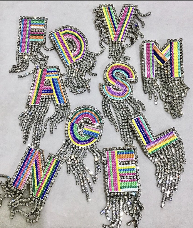 Bunte Buchstaben Brosche für Damen von A-Z gestickt,mit Strass-Fransen ,Initialen,mit Anstecknadel