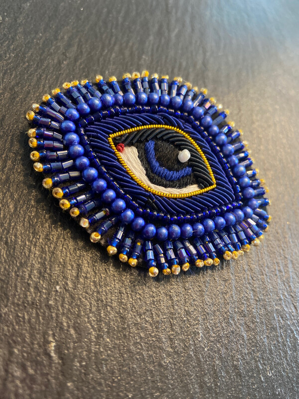 Augen Brosche mit Perlen bestickt