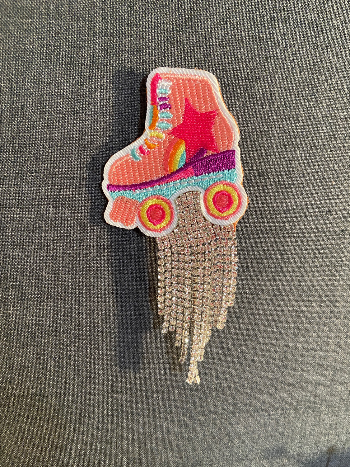 Mit liebe handgefertigte „ Rollerschuhe“Brosche, gestickt mit durchsichtigen  Strass-Fransen ,Anstecknadel