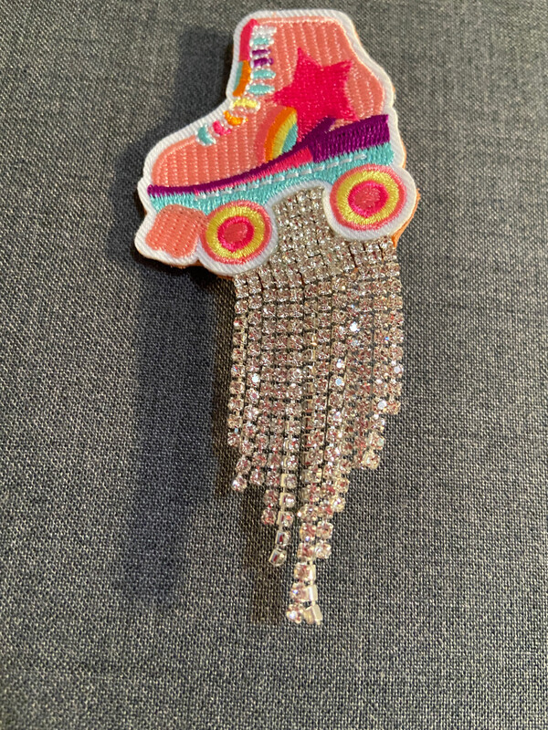 Mit liebe handgefertigte „ Rollerschuhe“Brosche, gestickt mit durchsichtigen Strass-Fransen ,Anstecknadel