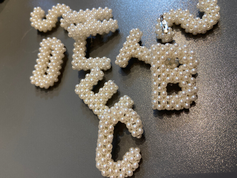 Perlen Brosche A-Z , plastisch, Kunstperlen Perlen Brosche A-Z , plastisch, Kunstperlen