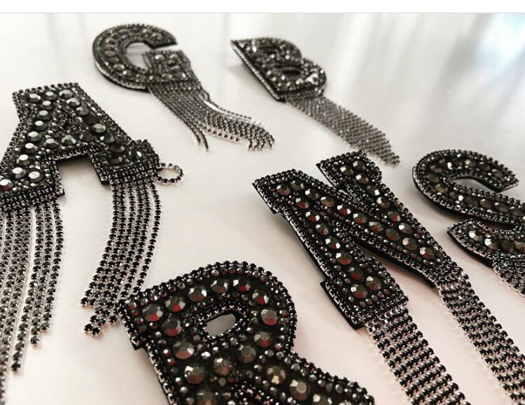 Perlen Buchstaben Brosche „schwarz “,A-Z ,mit Strass-Fransen  ,Initialen,mit Anstecknadel