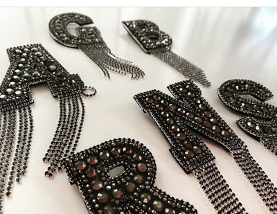 Perlen Buchstaben Brosche „schwarz “,A-Z ,mit Strass-Fransen  ,Initialen,mit Anstecknadel
