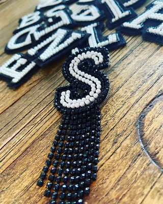 Perlen Buchstaben Brosche „schwarz/weiß “,A-Z ,mit Strass-Fransen  ,Initialen,mit Anstecknadel