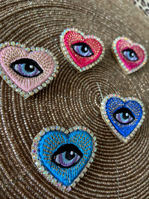 Gestickte Brosche „Herz mit Auge klein„ mit Strass-Rand, verschiedene Farben 