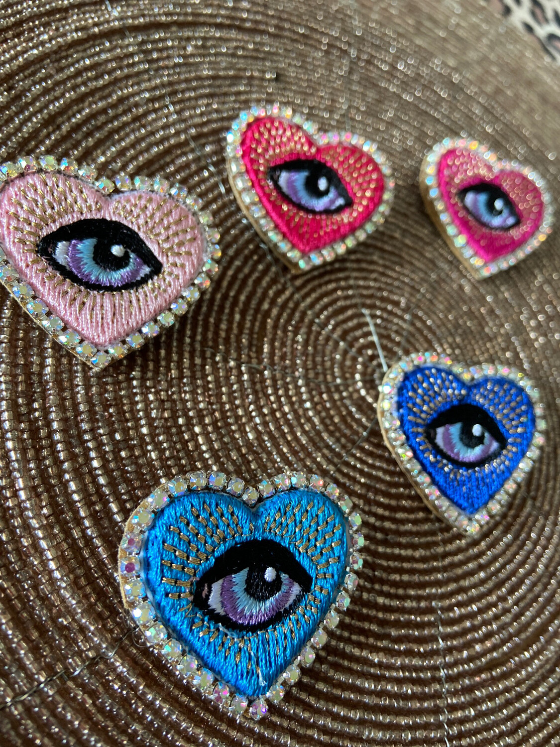 Gestickte Brosche „Herz mit Auge klein„ mit Strass-Rand, verschiedene Farben 