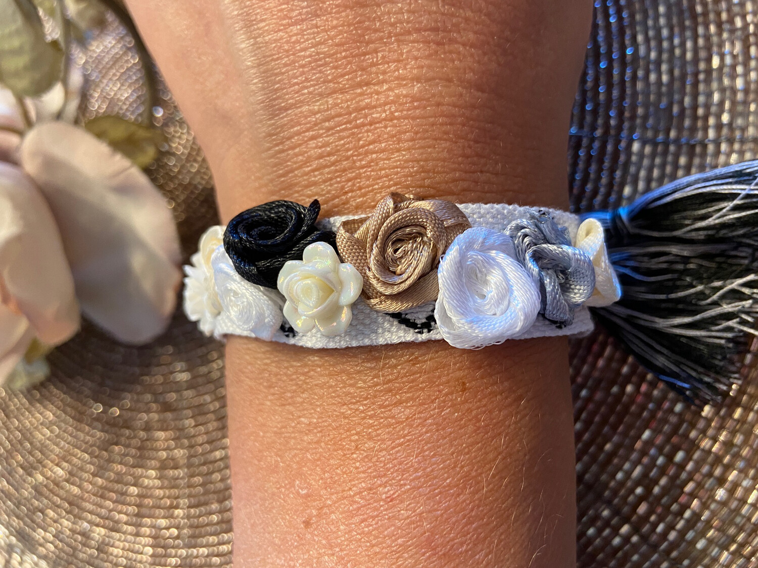 Rosen Armband gewebt schwarz weiß mit plastischen Rosen in weiß ,grau,Creme,wollweiß,schwarz