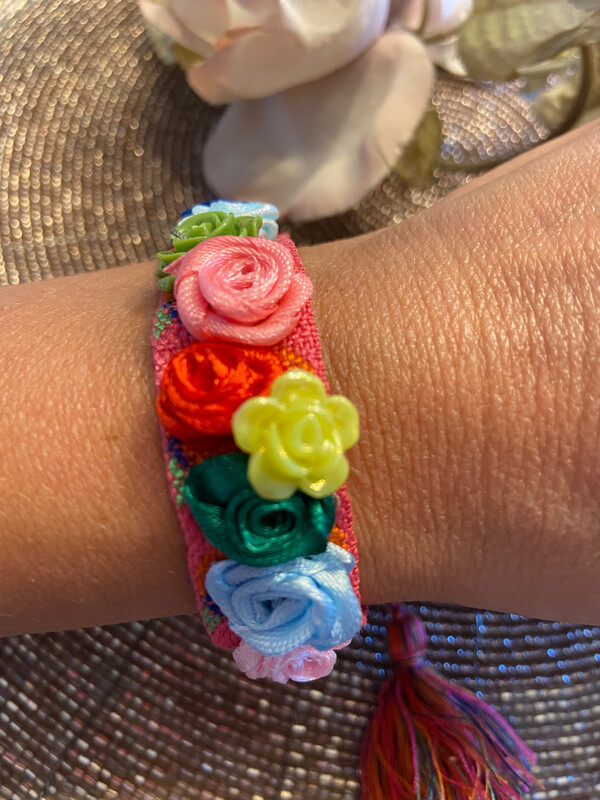 Rosen Armband bunt mit bunten plastischen Rosen Rosen Armband bunt mit bunten plastischen Rosen