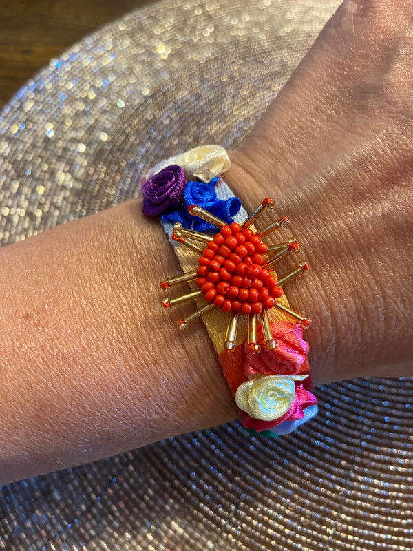Rosen Armband mit rotem strahlendem Perlenherz und bunten plastischen Rosen Rosen Armband mit rotem strahlendem Perlenherz und bunten plastischen Rosen