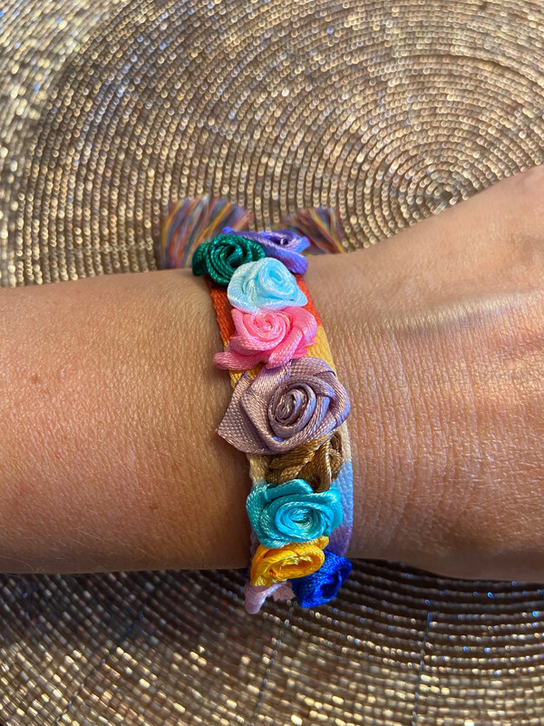 Rosen Armband bunt mit bunten plastischen Rosen Rosen Armband bunt mit bunten plastischen Rosen