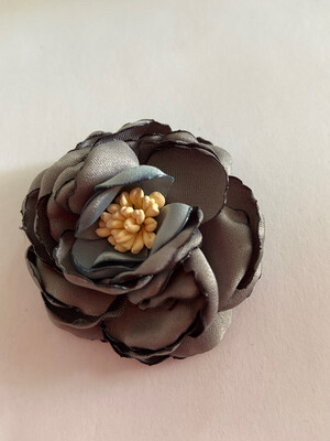 Handgefertigte graue Satin Rosen Brosche Handgefertigte graue Satin Rosen Brosche